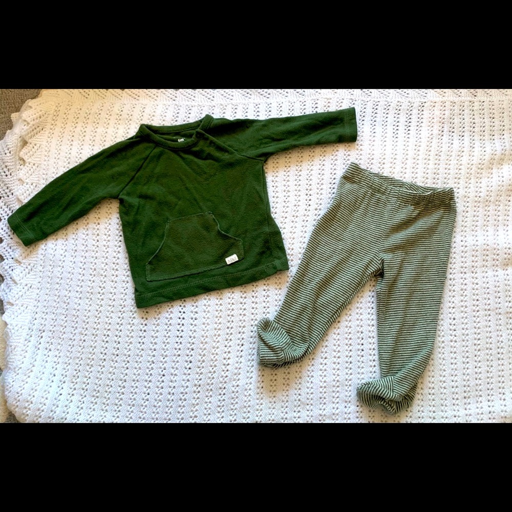 Carter’s 2 piece playsuit w/ footed bottoms